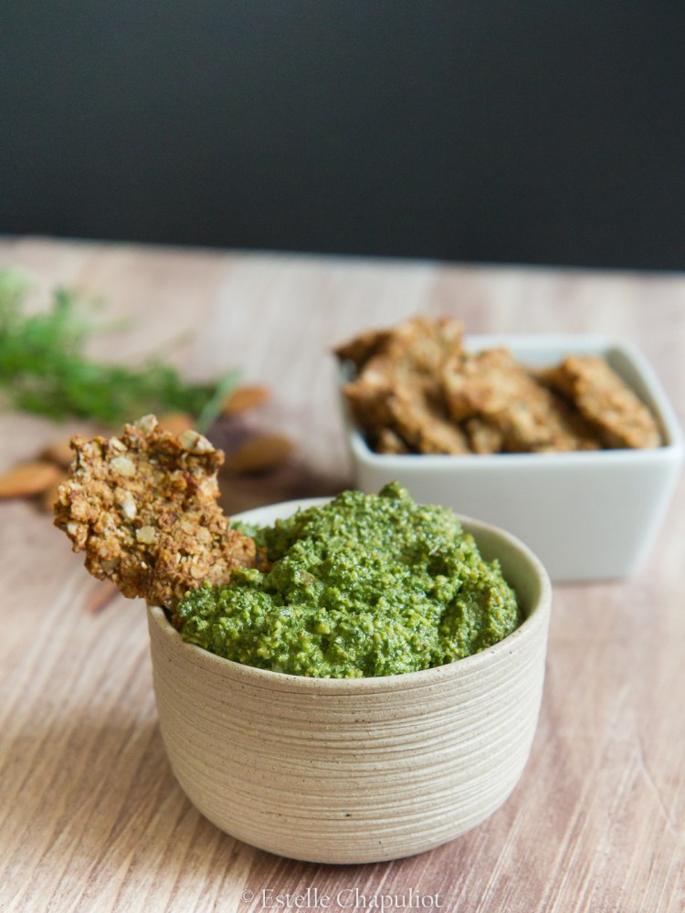 Apéro sain : granola salé au sarrasin et aux noix, pesto de fanes de carottes