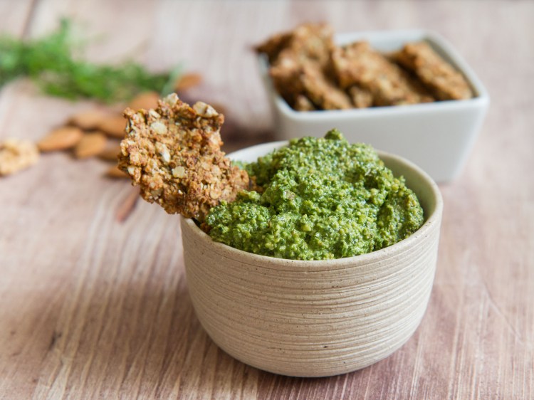Tartinade de fanes de carottes aux amandes et granola salé au sarrasin et noix (vegan, sans gluten)