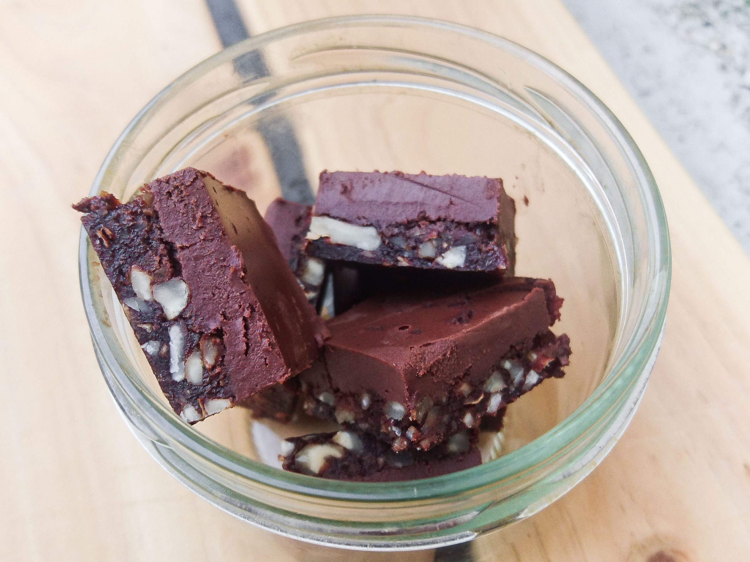 Entremet chocolat-caroube : ganache végétale au chocolat, base crue aux dattes amandes et graines (vegan, sans gluten)