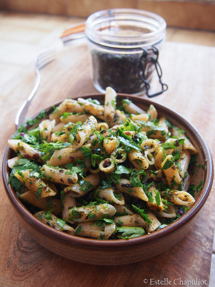 Pâtes chaudes de riz complet, persil frais, algues