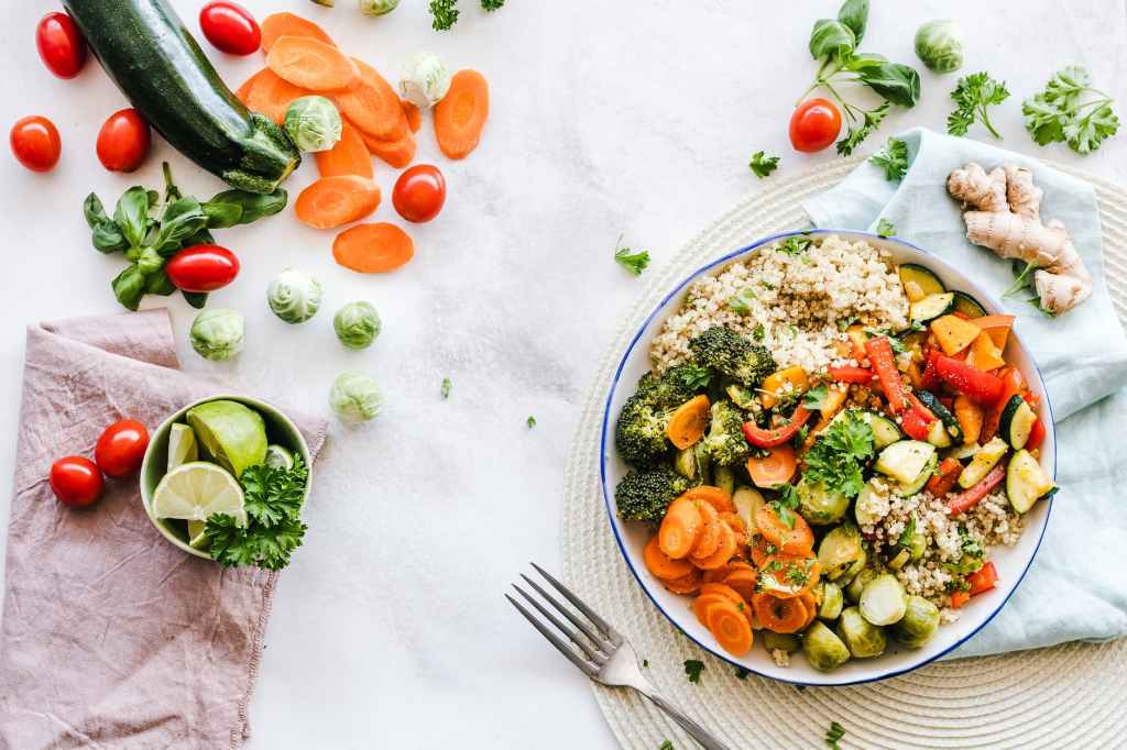 Repas coloré, riche en antioxydants et à index glycémique bas.
Photo by Ella Olsson (pexels.com)