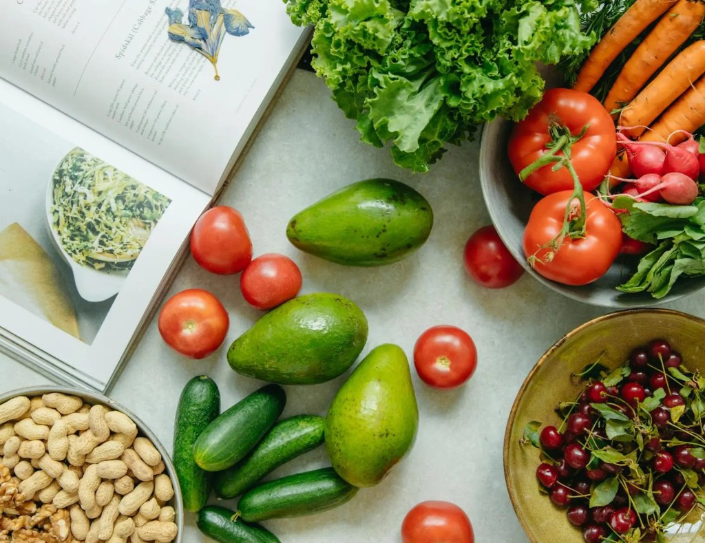 Livre de cuisine et aliments sains - Photo Yaroslav Shuraev