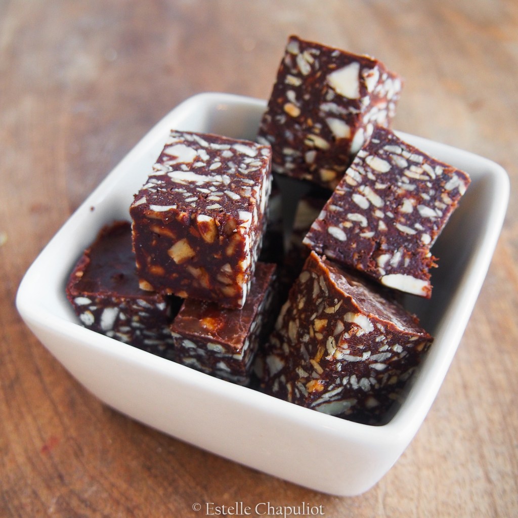 Brownie sans cuisson aux dattes, amandes, cacao et caroube