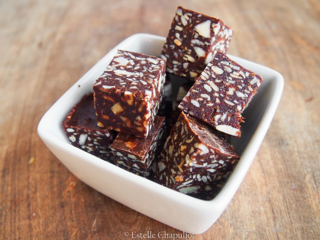Brownie sans cuisson aux dattes, amandes, cacao et caroube