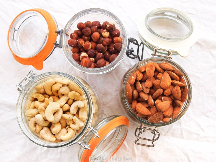 Trois fruits à coque délicieux : amandes, noisettes et cajous