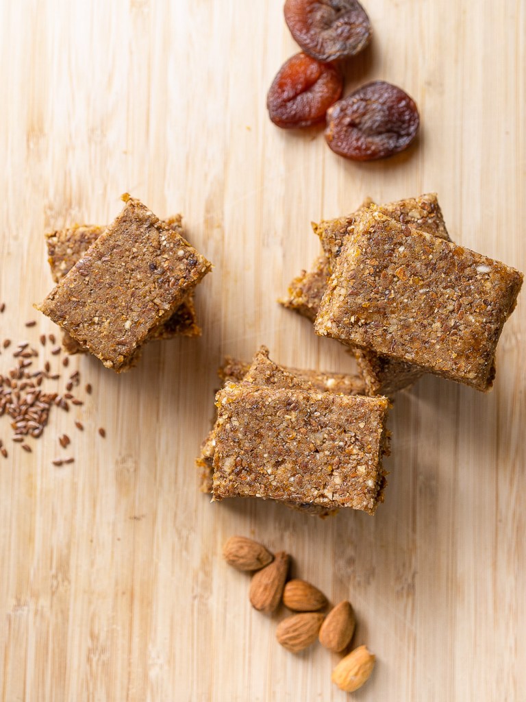 Barres aux abricots secs et amandes, vegan, sans gluten et sans sucre ajouté.