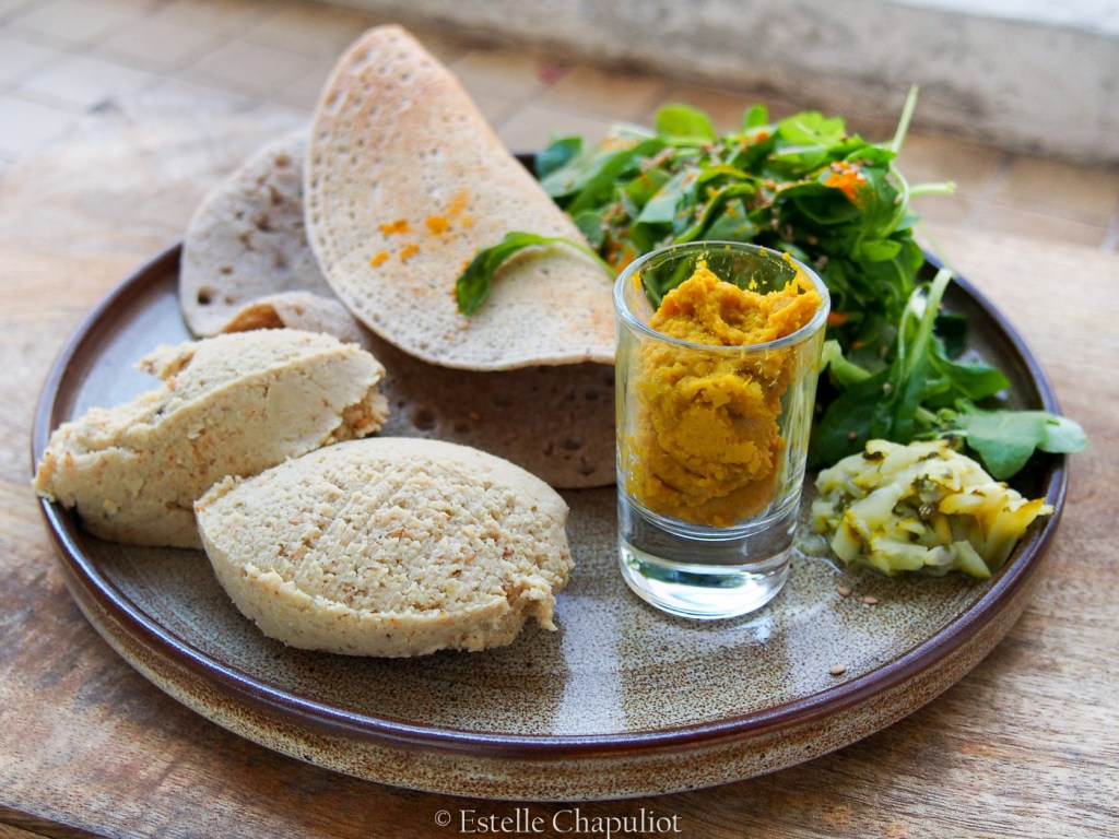 Assiette vegan : galettes de sarrasin, houmous de pois chiches, légumes lactofermentés, salade et sauce magique, sans gluten