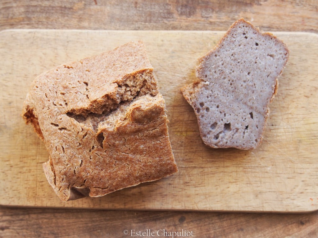 Pain sans gluten aux grains de sarrasin, fermenté au miso et cuit au four.