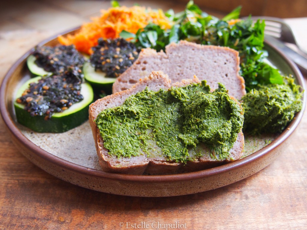 Assiette végétale colorée : pain sans gluten au sarrasin, tartare d'algues, tartinade de fanes de carottes