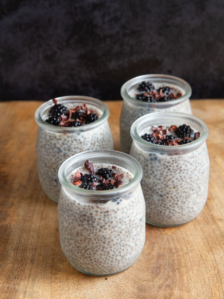 Pudding de chia au lait d'avoine et aux mûres sauvages (vegan, sans gluten)