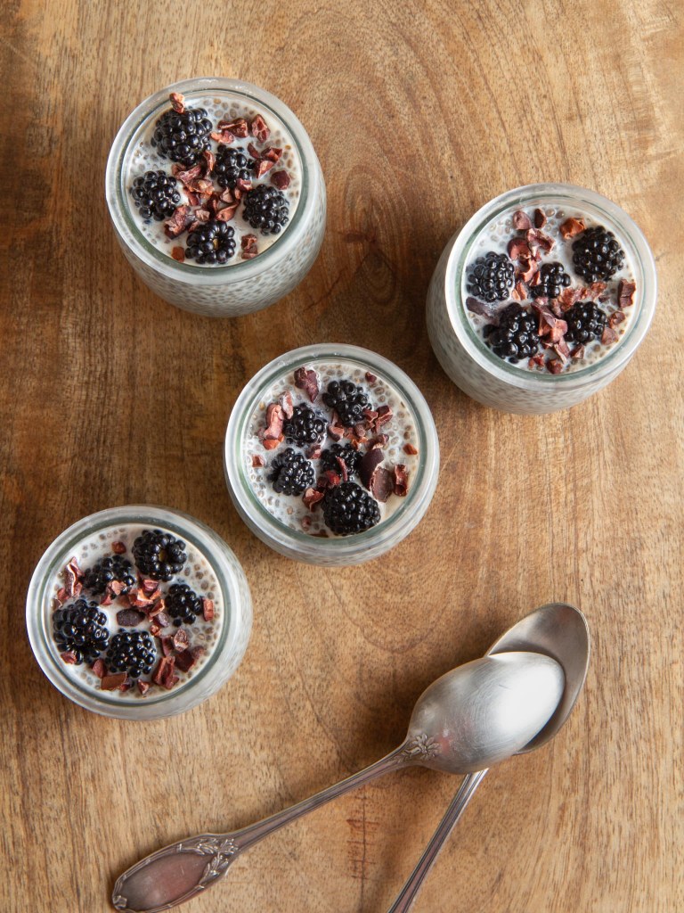 Pudding de chia au lait d'avoine et aux mûres sauvages (vegan, sans gluten)