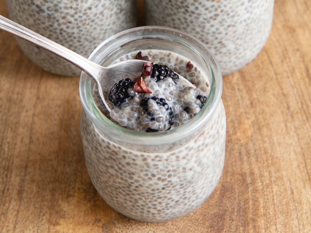 Pudding de chia au lait d'avoine et aux mûres sauvages (vegan, sans gluten)
