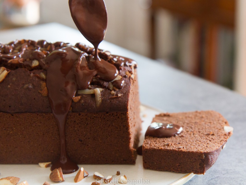Gâteau moelleux au cacao cru et amande, sans gluten vegan et cuit vapeur