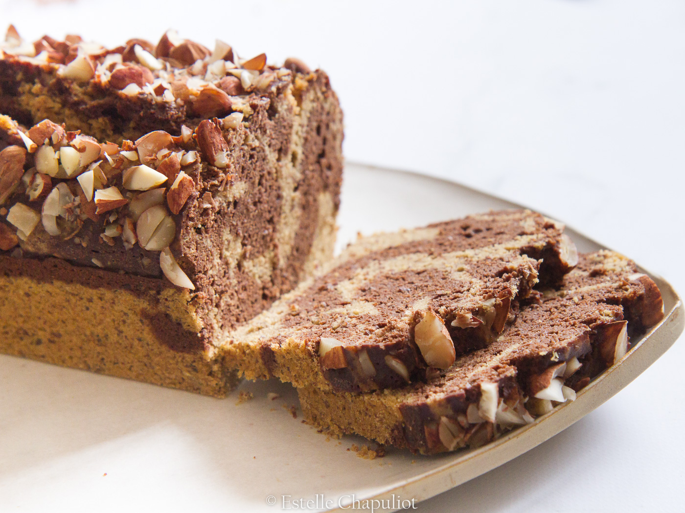 Cake marbré au cacao cru, millet et amandes - sans gluten, végétalien, cuit vapeur