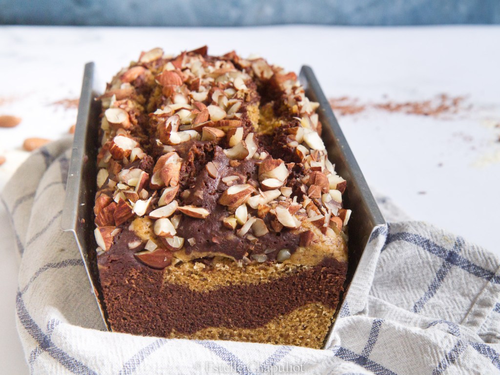 Cake marbré au cacao cru, millet et amandes - sans gluten, végétalien, cuit vapeur
