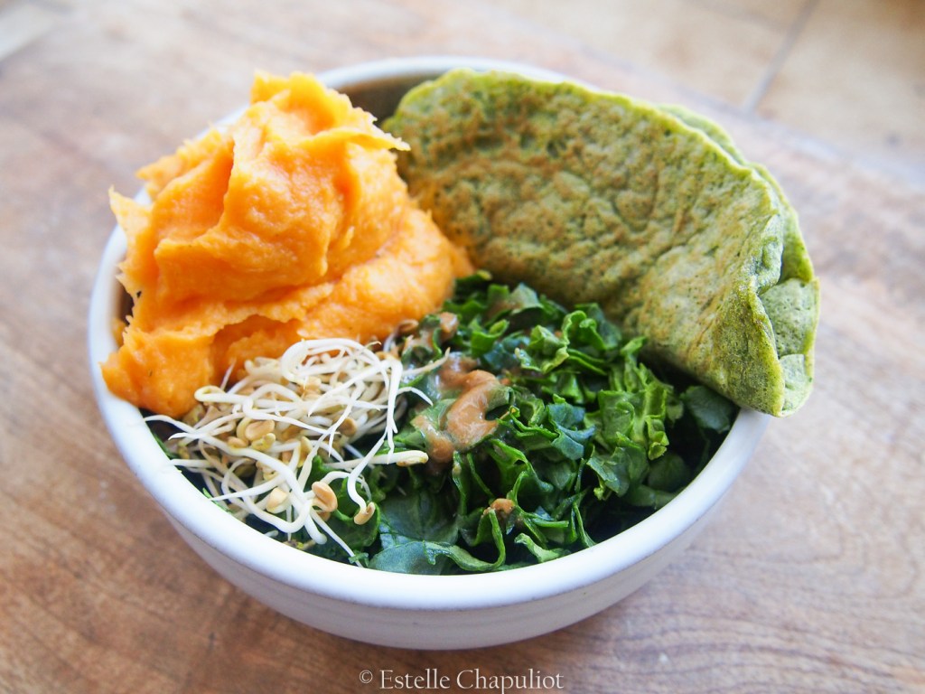 Crêpes aux grains de sarrasin trempés et épinards, purée panais-carotte vapeur, graines germées, épinards en salade et sauce miso - végétal et sans gluten