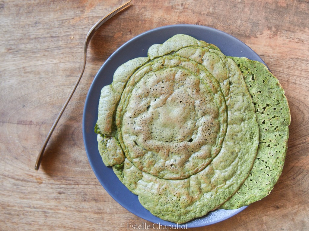 Galettes de grains de sarrasin trempés et épinards crus - végétal et sans gluten