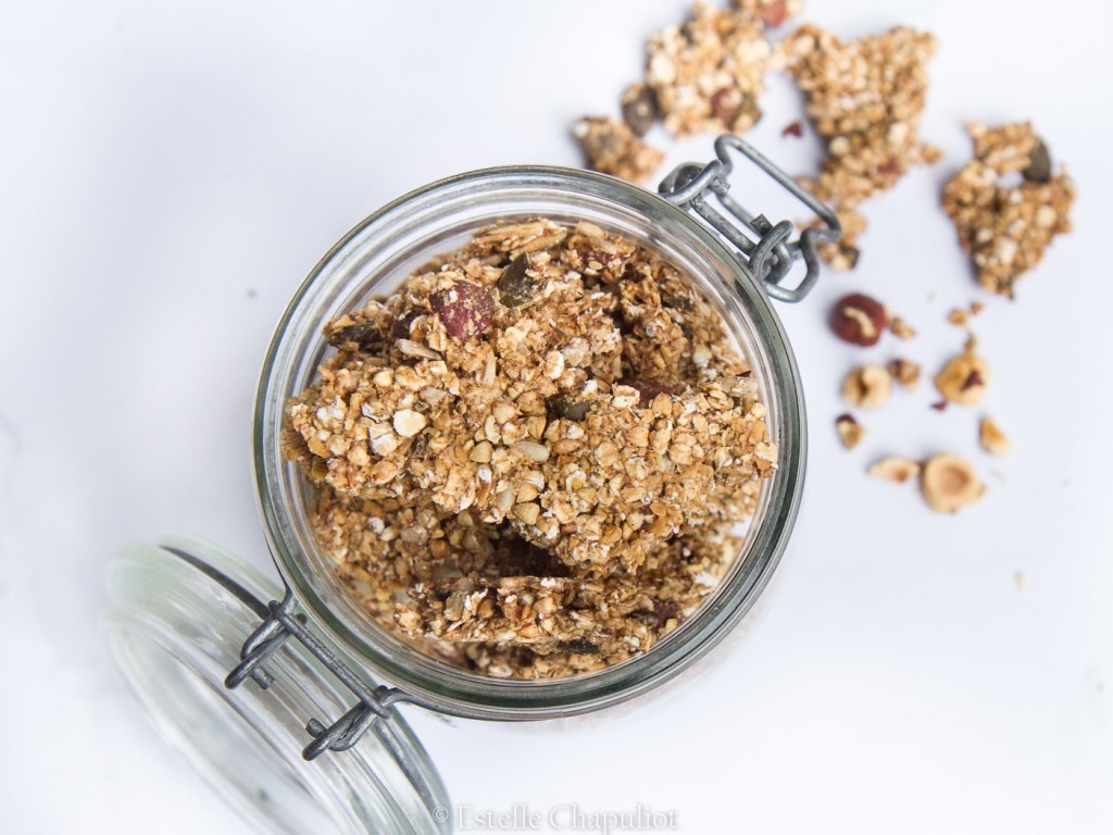 Granola aux flocons d'avoine, aux grains de sarrasin, aux noisettes et aux graines - végétal, possible sans gluten et sans sucre ajouté