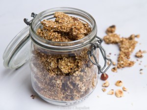 Granola aux flocons d'avoine, aux grains de sarrasin, aux noisettes et aux graines - végétal, possible sans gluten et sans sucre ajouté