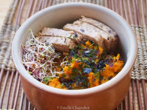 Purée de patate douce à l'origan, tofu lactofermenté aux olives, algues en paillettes, graines germées d'alfalfa - végétal et sans gluten