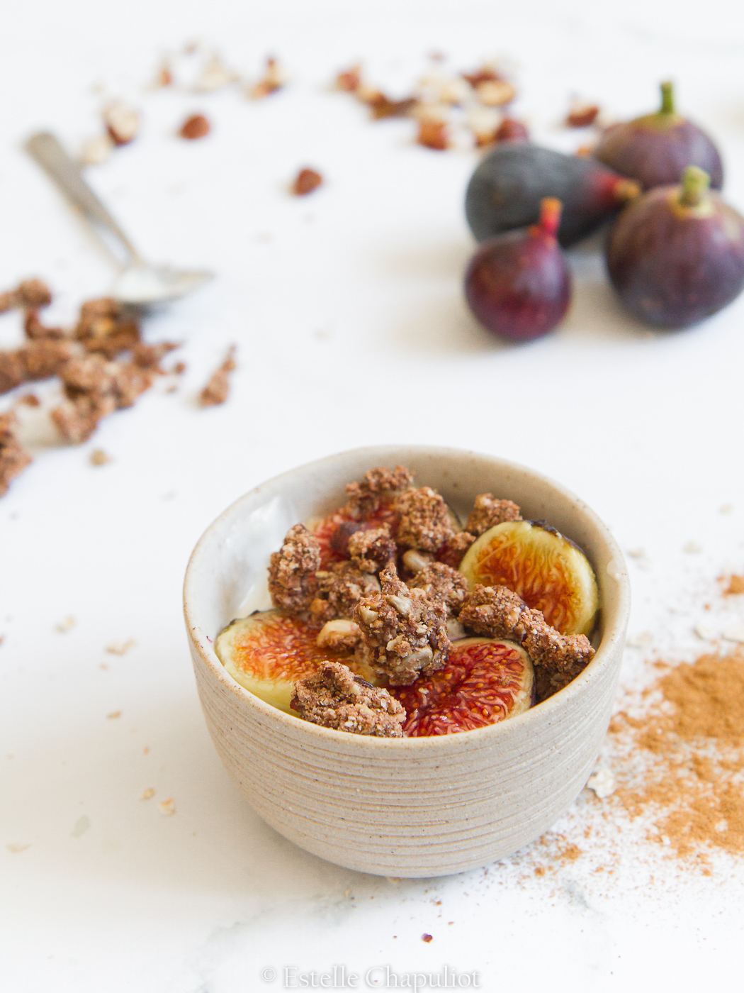 Petit déjeuner : granola sarrasin-raisins-noisettes, yaourt de soja, figues fraîches