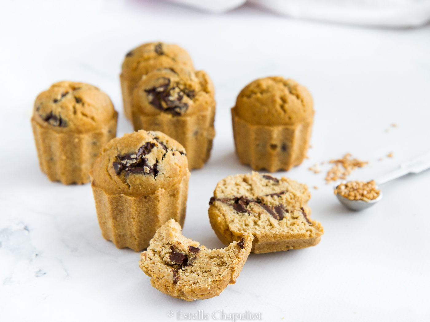 Muffins à la farine de millet et aux palets de chocolat noir, cuits au four (vegan et sans gluten)