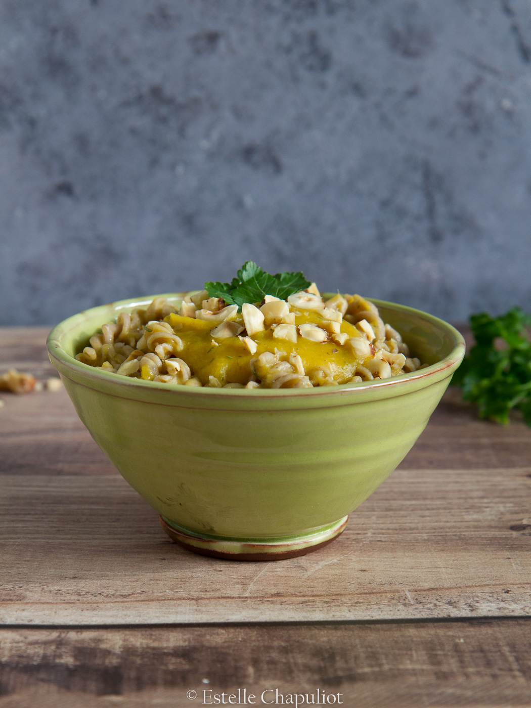 Pâtes de sarrasin, sauce butternut - miso - thym, éclats de noisettes grillées (vegan et sans gluten)