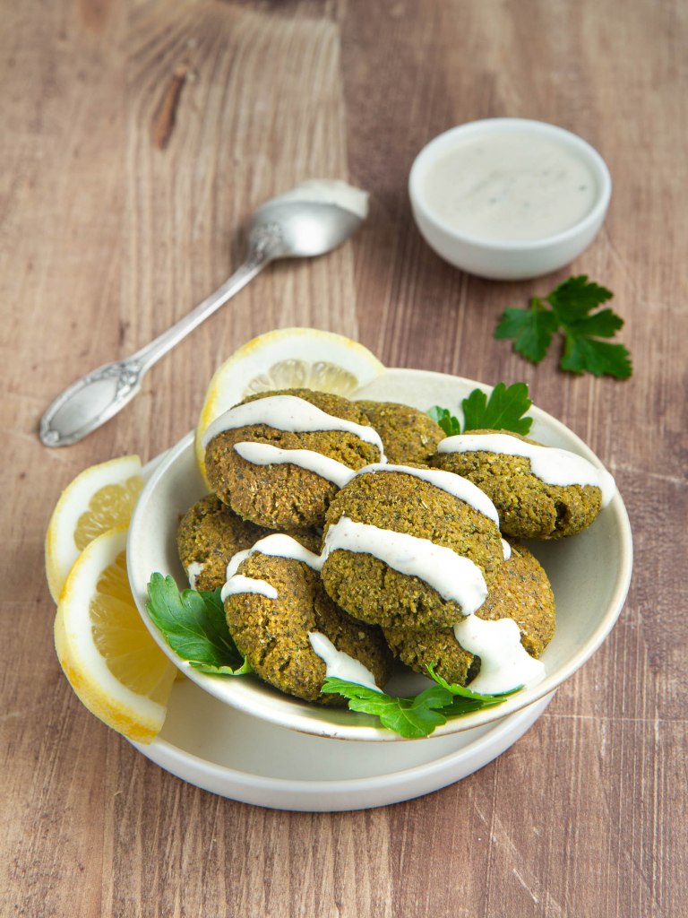 Falafels de fèves décortiquées et leur sauce citron-tahin-yaourt de soja (vegan et sans gluten)