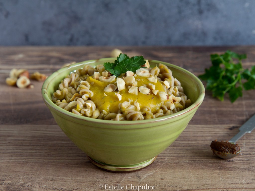 Pâtes de sarrasin, sauce butternut - miso - thym, éclats de noisettes grillées (vegan et sans gluten)