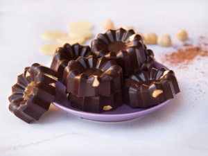 Chocolats maison au cacao et beurre de cacao crus - noisettes grillées (vegan)