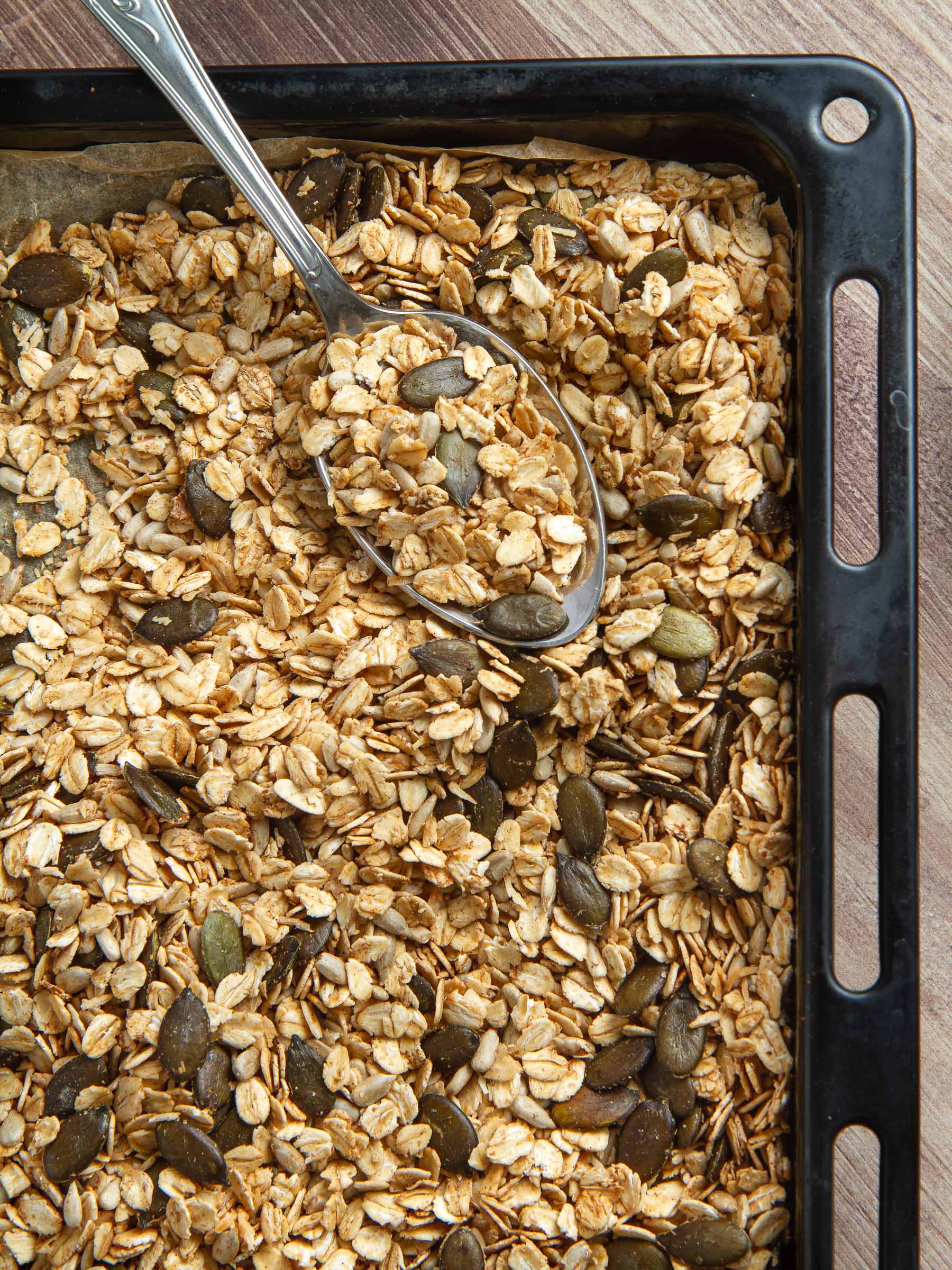 Granola aux gros flocons d'avoine, graines de courge et tournesol, sirop d'érable