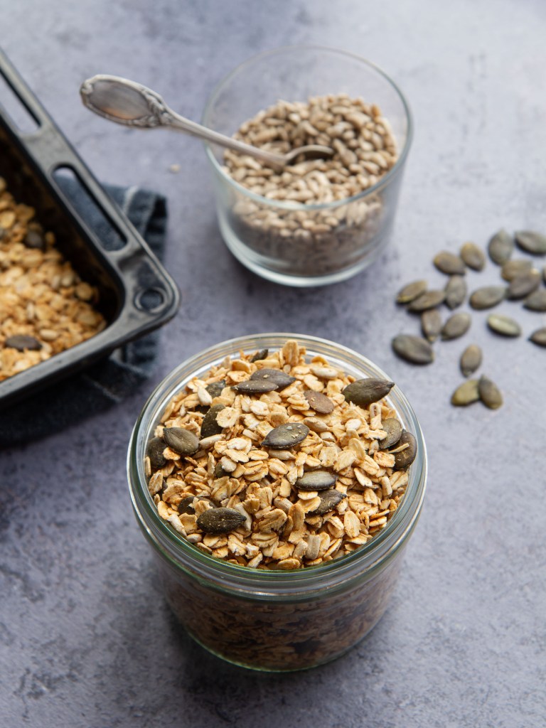 Granola aux gros flocons d'avoine, graines de courge et tournesol, sirop d'érable
