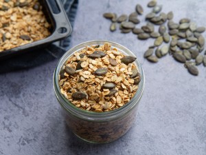 Granola aux gros flocons d'avoine, graines de courge et tournesol, sirop d'érable