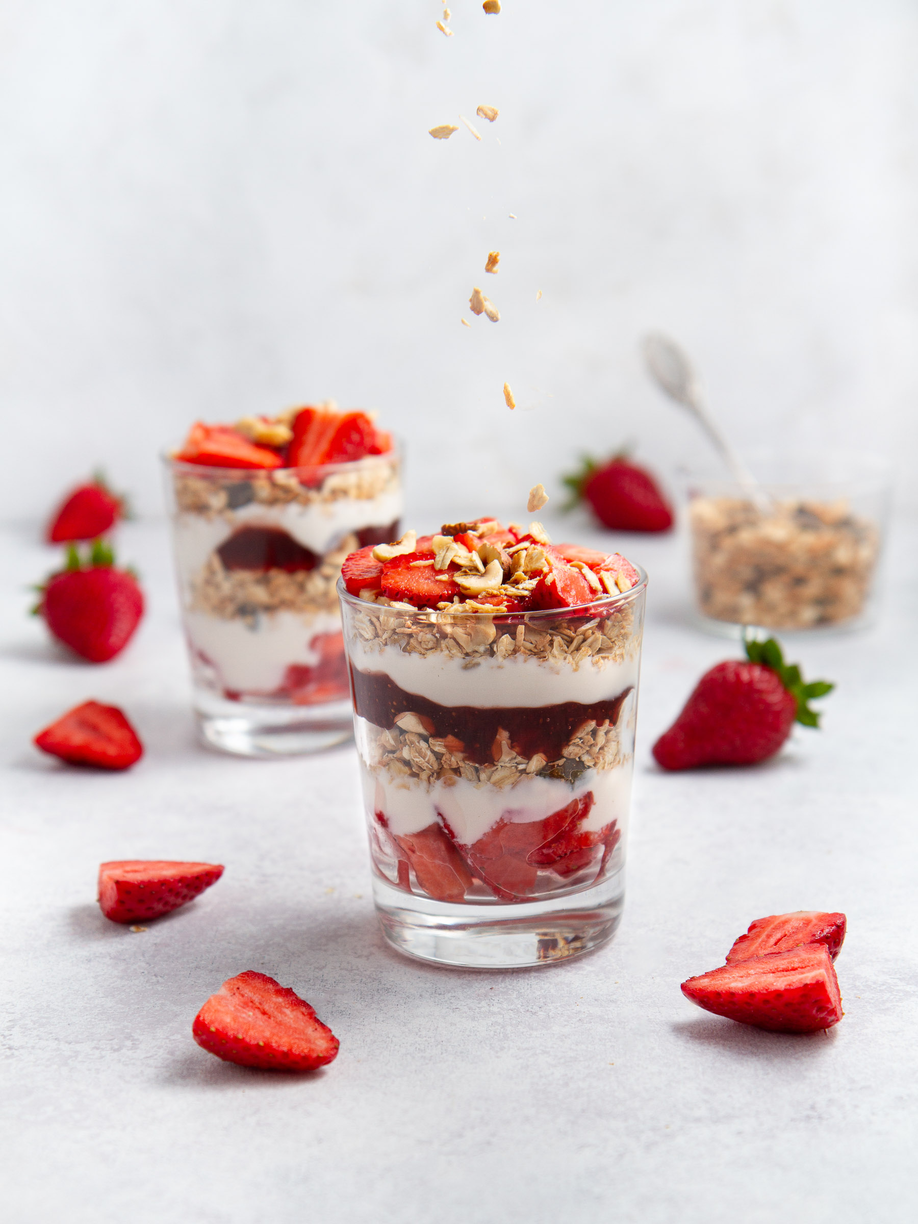 Granola fait maison au yaourt végétal et aux fraises