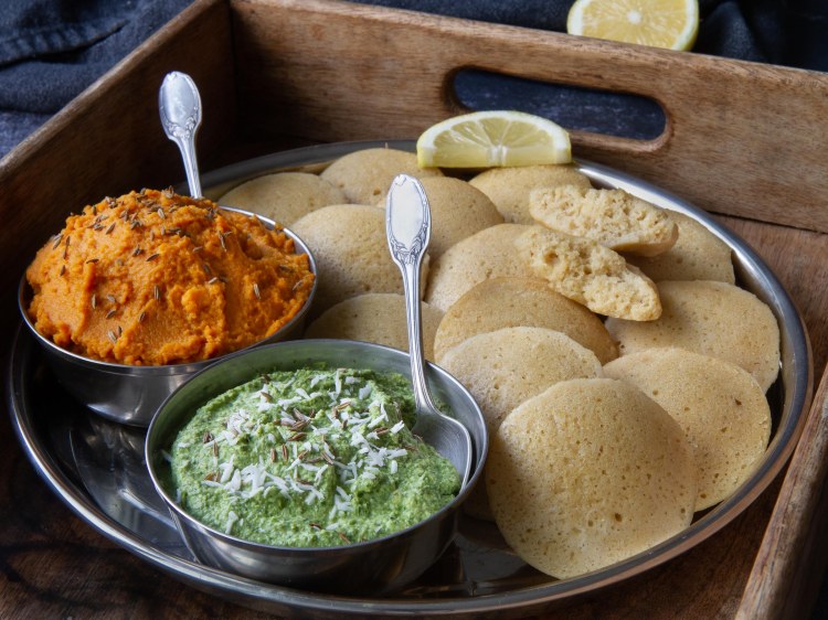 Idlis, chutney coriandre-coco, crème de carotte au curry (vegan et sans gluten)