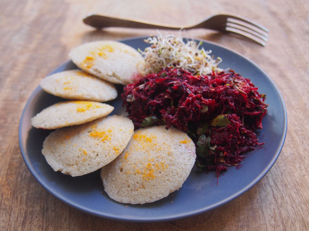 Idlis au riz long blanc et au lentilles corail, betterave marinée, graines germées d'alfalfa
