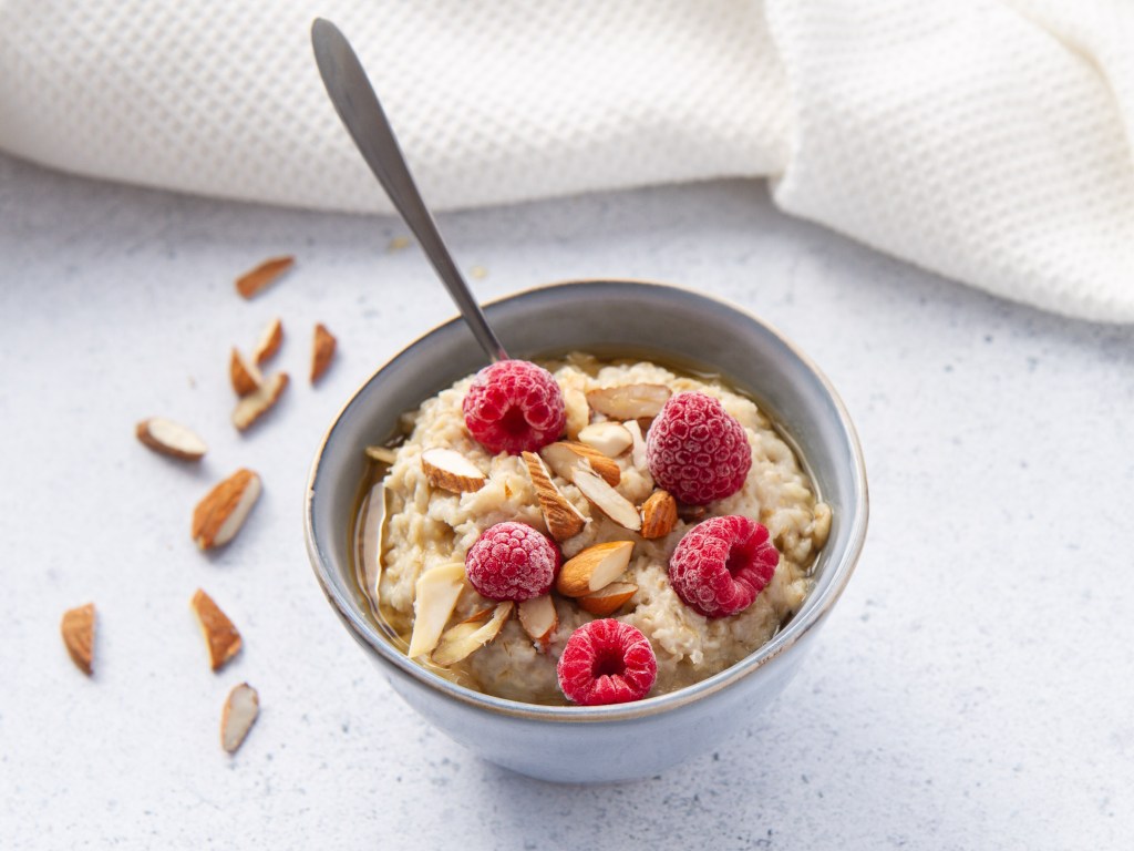 Porridge de flocons d'avoine aux amandes, framboises et sirop d'érable (vegan)