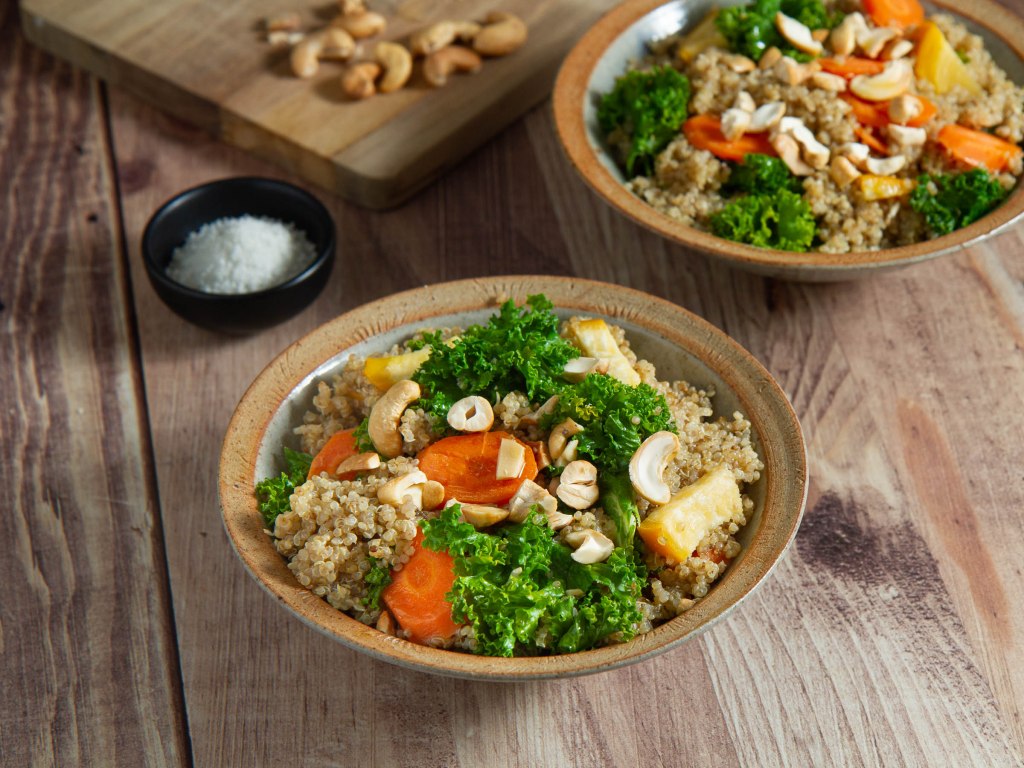 Quinoa aux légumes de saison et noix de cajou grillées (vegan, sans gluten)