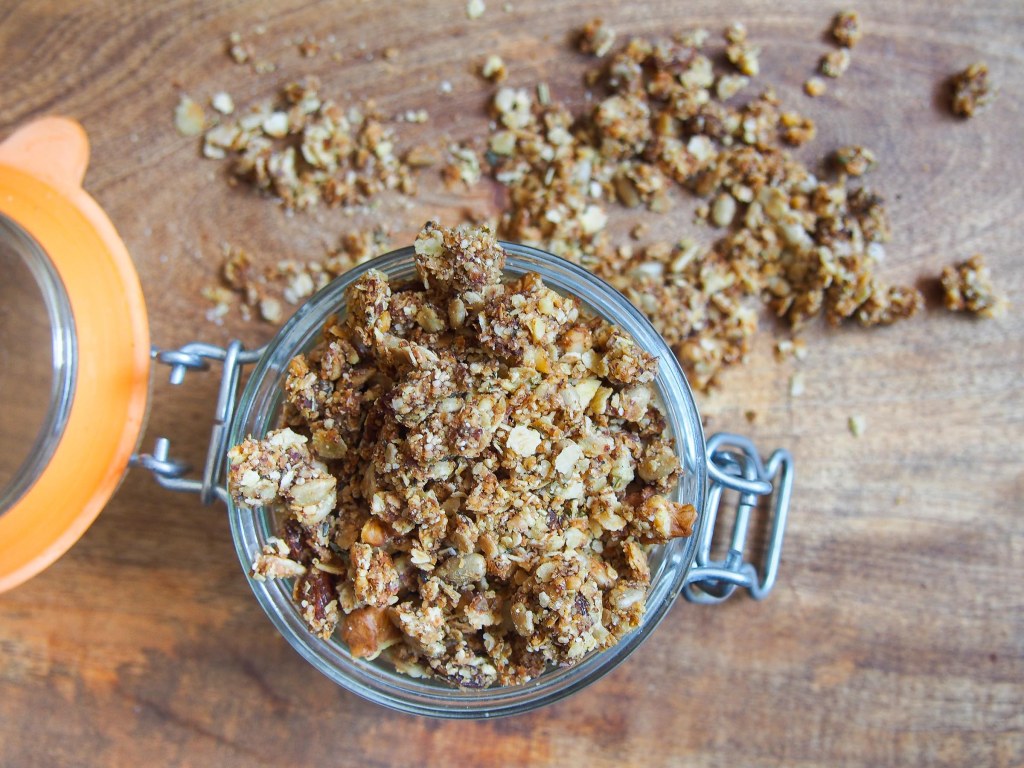 Granola salé aux flocons de sarrasin, noix, raisins secs et herbes aromatiques (vegan, sans gluten)