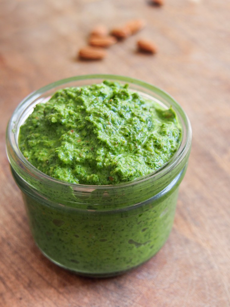 Pesto de fanes de radis aux amandes (végétal)