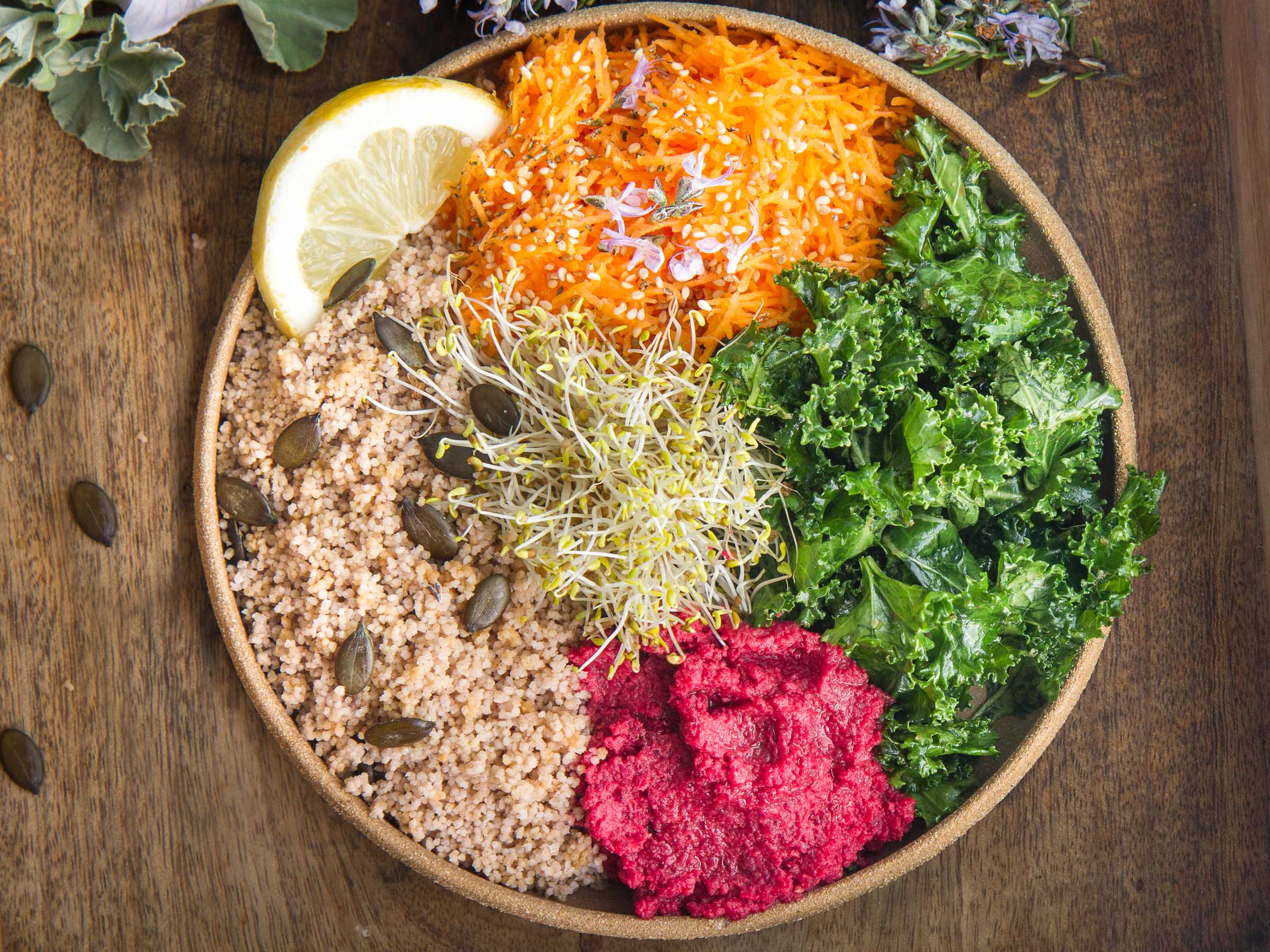 Houmous de fèves à la betterave, salade de chou kale, couscous de sarrasin, alfalfa germé, carottes râpées au thym et citron (vegan, sans gluten)