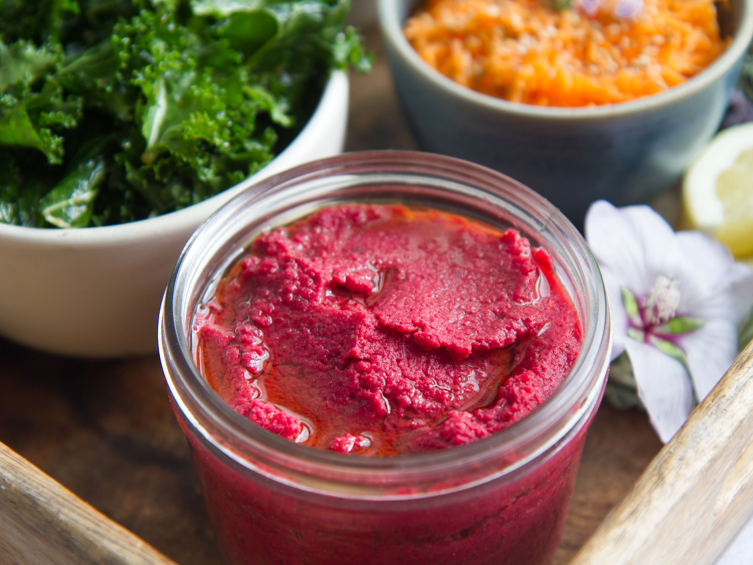 Houmous de fèves à la betterave, salade de chou kale, couscous de sarrasin, alfalfa germé, carottes râpées au thym et citron (vegan, sans gluten)