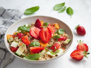 Quinoa aux légumes (carotte-courgette-tomate-basilic) et aux fraises, sauce au miso et au lin (vegan, sans gluten)