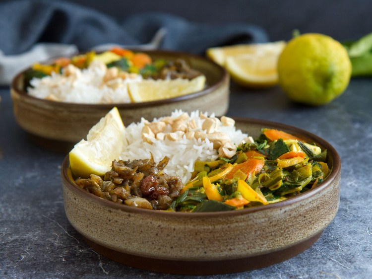 Curry de légumes au lait de coco et tofu, riz basmati, chutney d'oignons aux raisins
