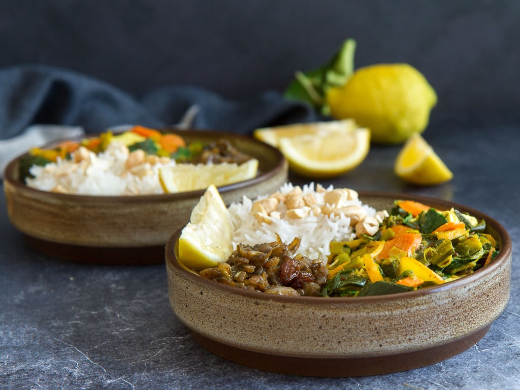 Curry de légumes au lait de coco et tofu, riz basmati, chutney d'oignons aux raisins