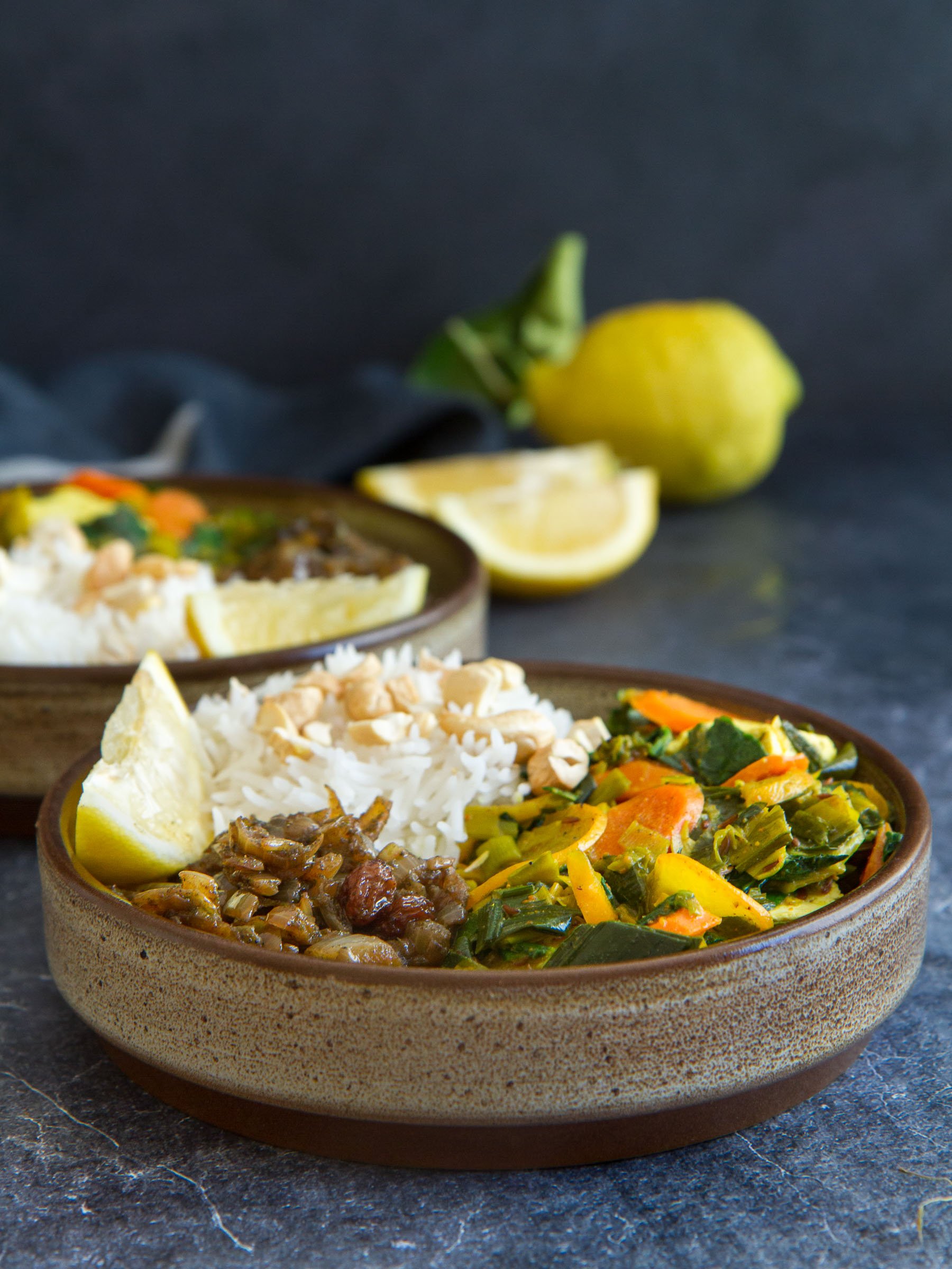 Curry de légumes au lait de coco et tofu, riz basmati, chutney d'oignons aux raisins