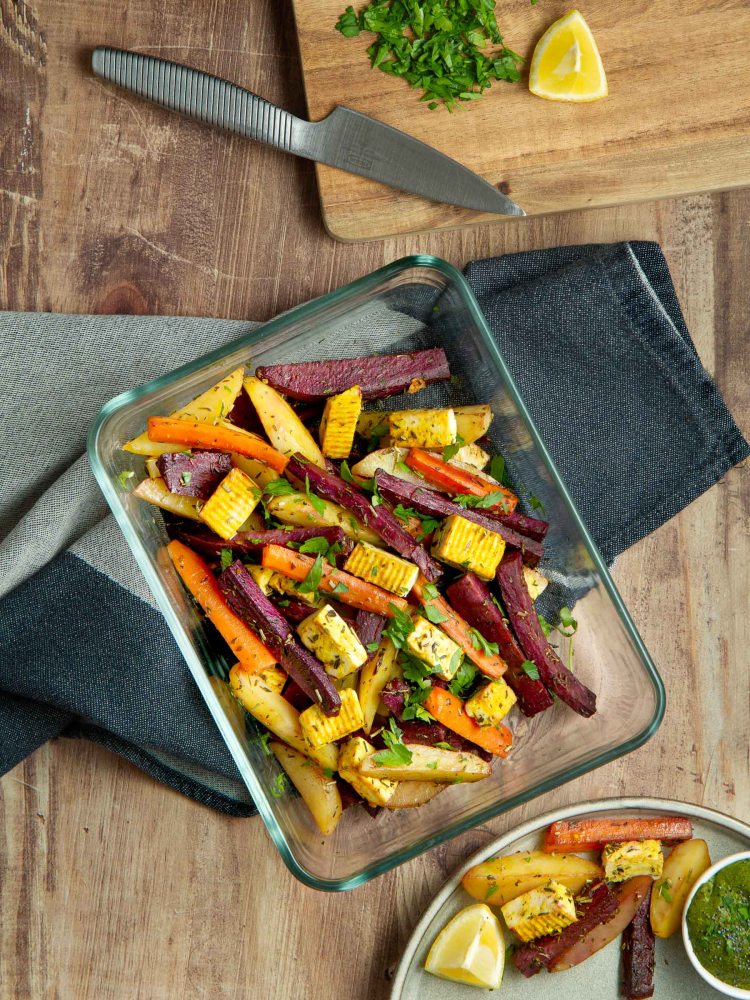 Patate douce violette, carotte et pomme de terre rôtis au four - tofu au curcuma