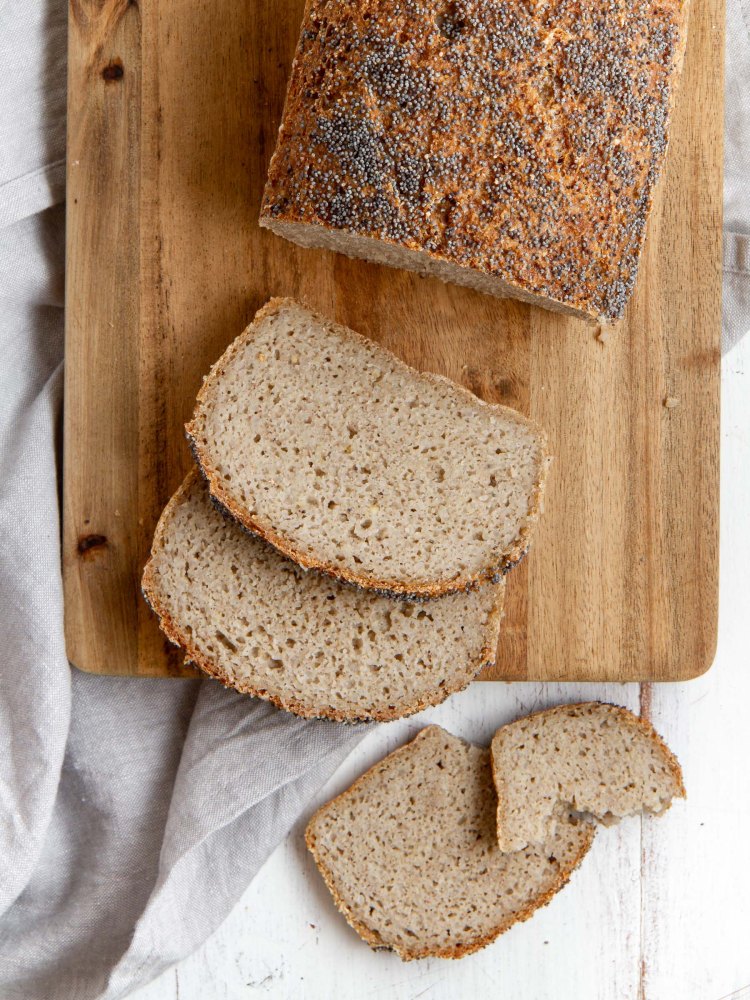 Pain aux grains de sarrasin, riz complet et millet décortiqué, psyllium ; avec fermentation (vegan, sans gluten)
