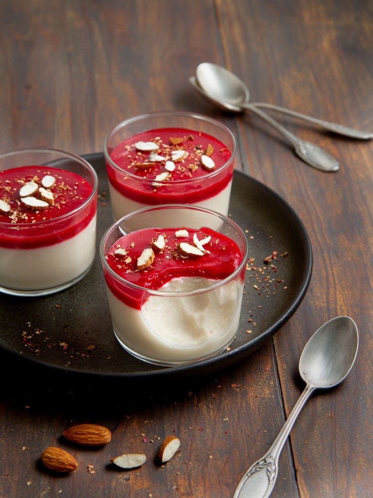 Panna cotta à l'amande et sa gelée de framboises (vegan, sans gluten)