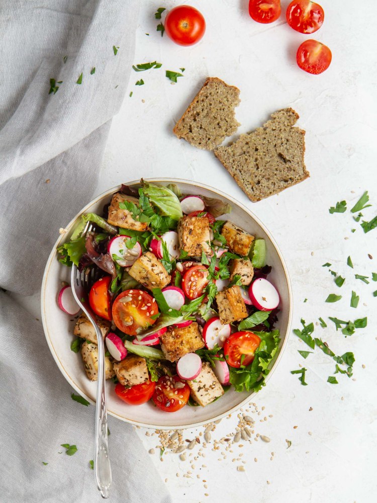 Salade de tofu poêlé au tamari et huile d'olive, tomates cerise, raids, persil frais et mesclun